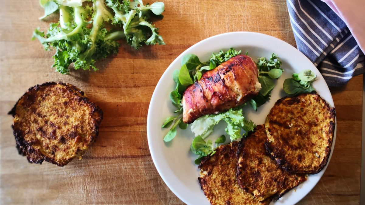 Baconindpakket kyllingebryst med blomkålsrösti