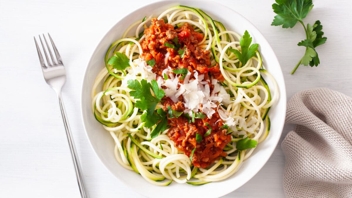 Zucchinipasta med kødsovs