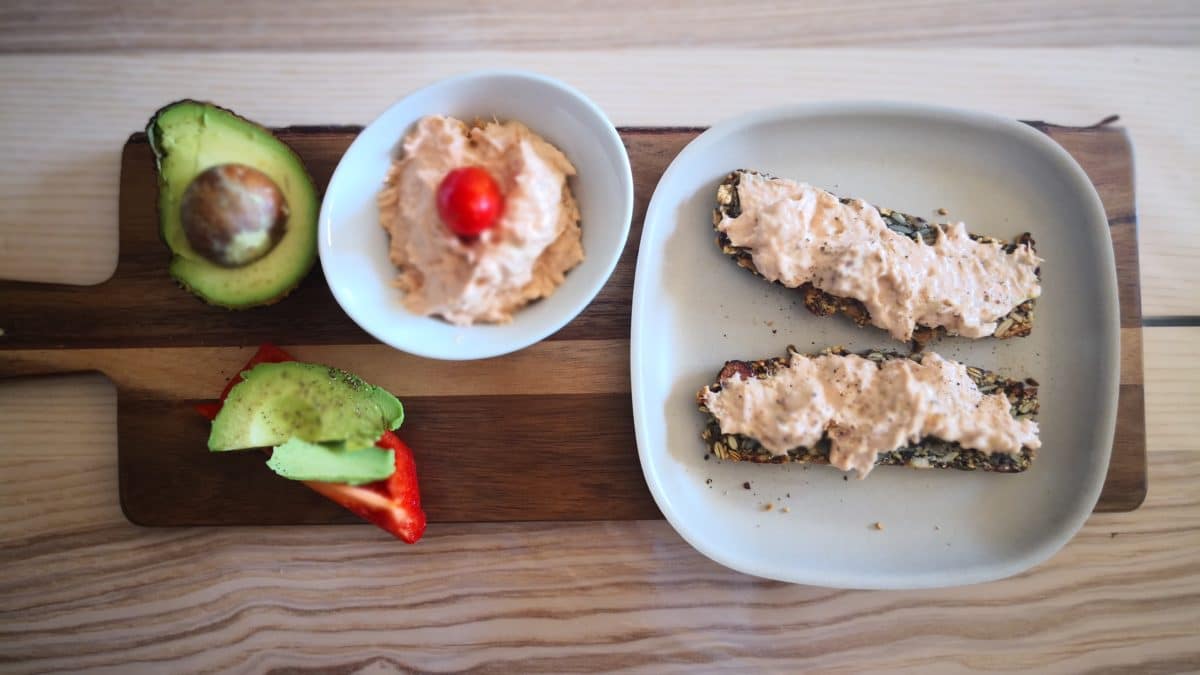 2 skiver stenalderbrød med tunmousse