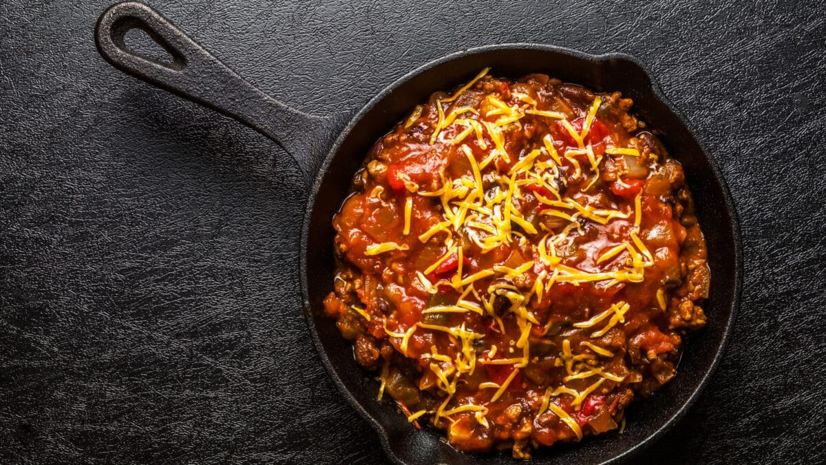 Bønneløs chili con carne med salami