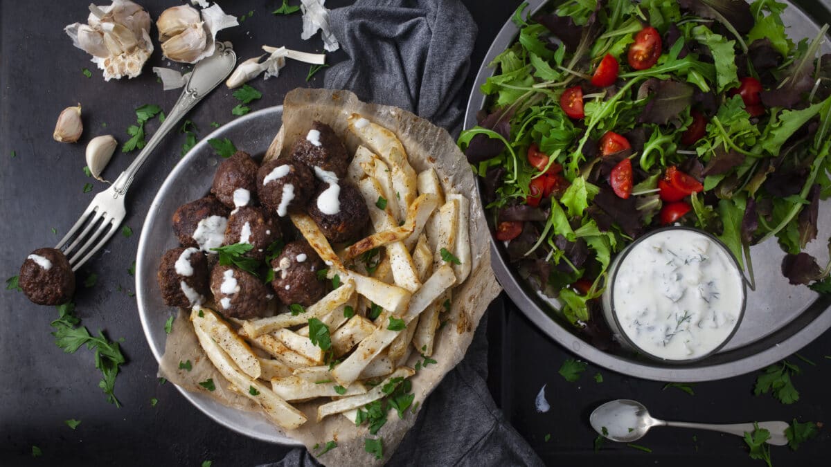 Græske frikadeller med soltørrede tomater og feta