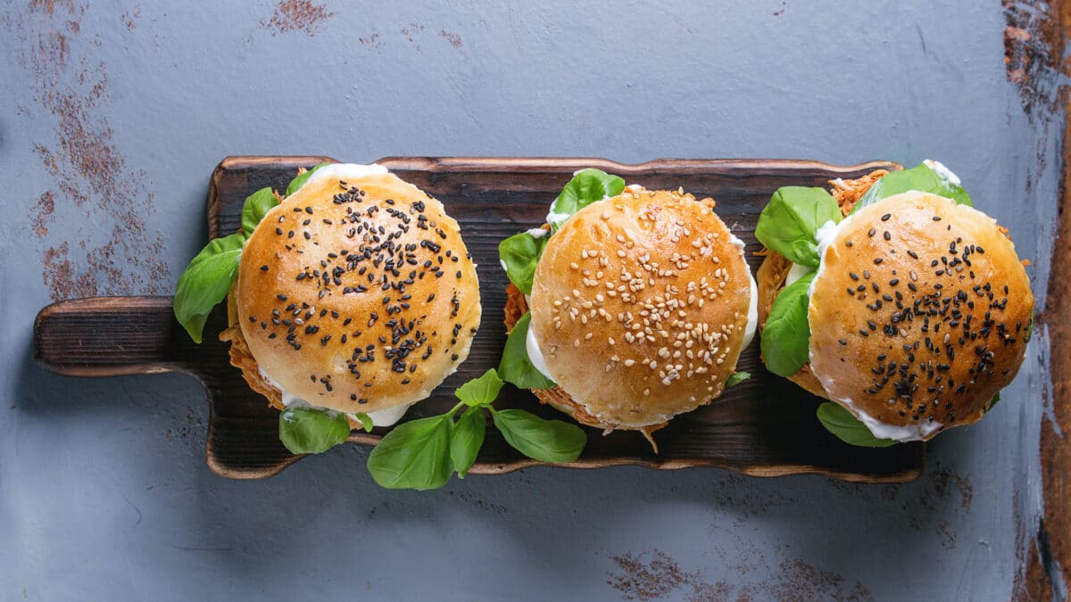 Keto burger af langtidsstegt kylling og coleslaw