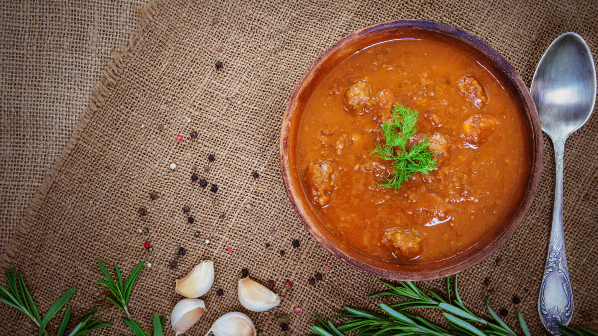 Ketovenlig tomatsuppe med spinat kødboller