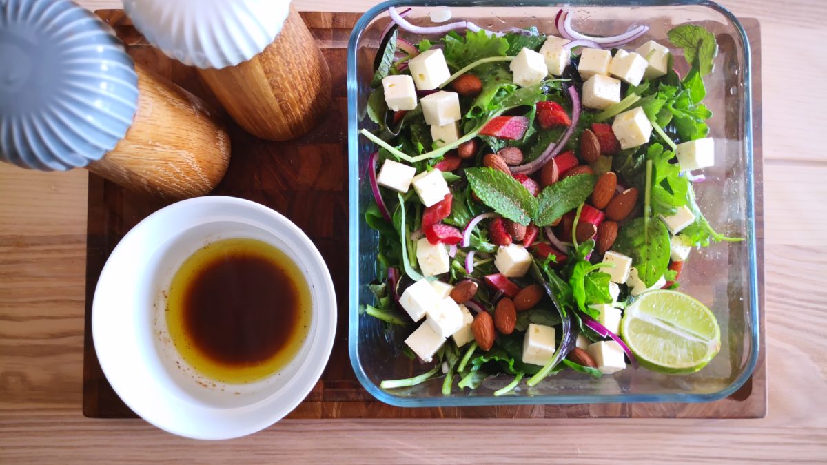 Rabarbersalat med mandler og feta