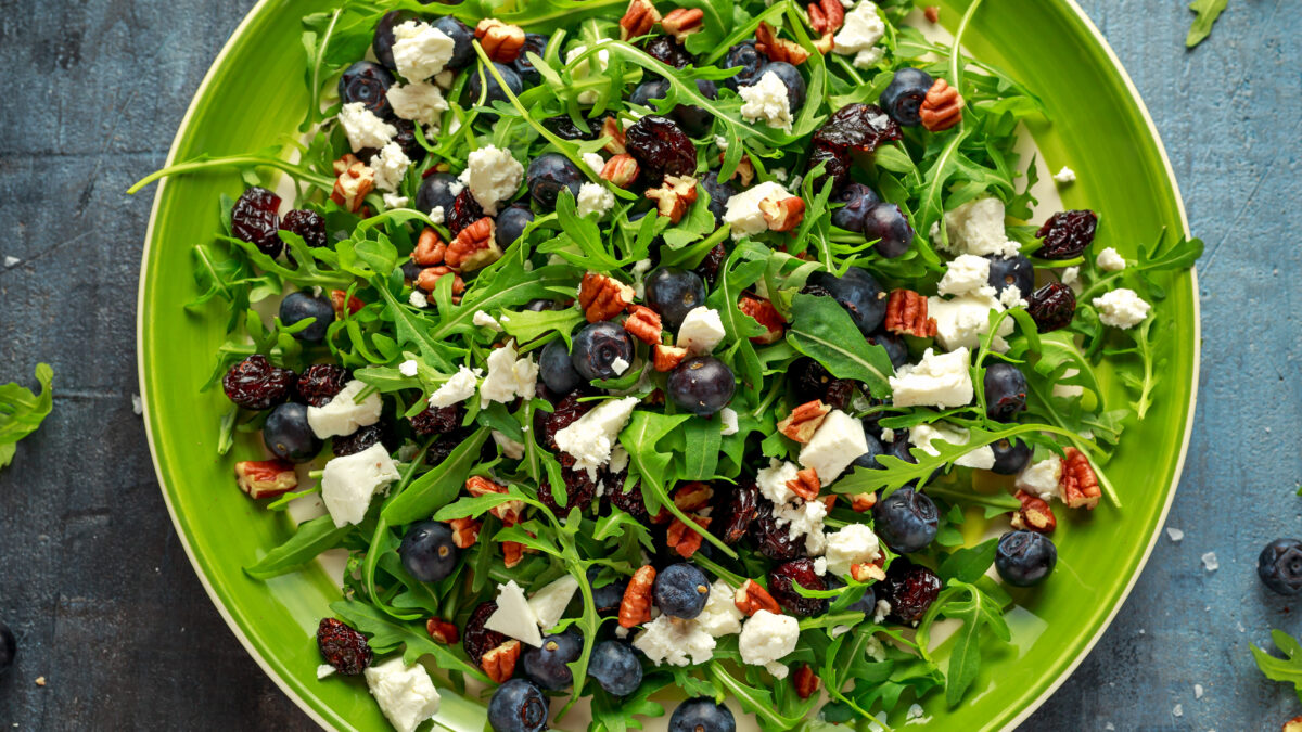 Spinatsalat med blåbær, nødder og feta