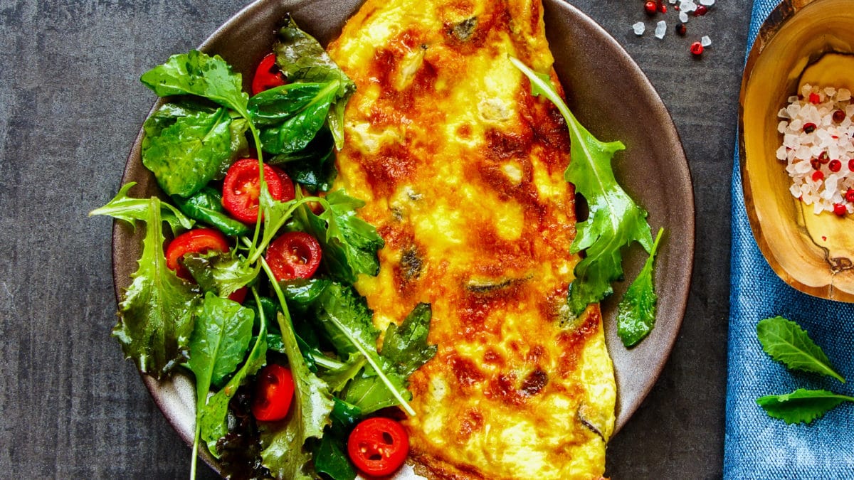 Omelet med grønt tilbehør