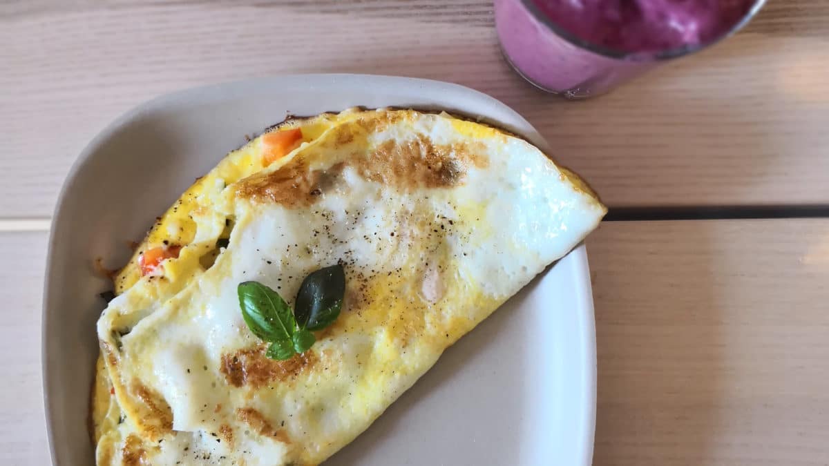 Tynd omelet og smoothie