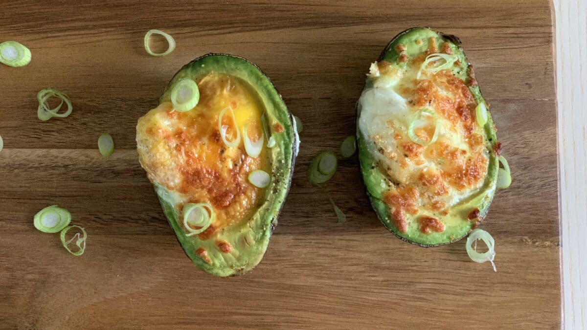 Avocado båd med æg og ost