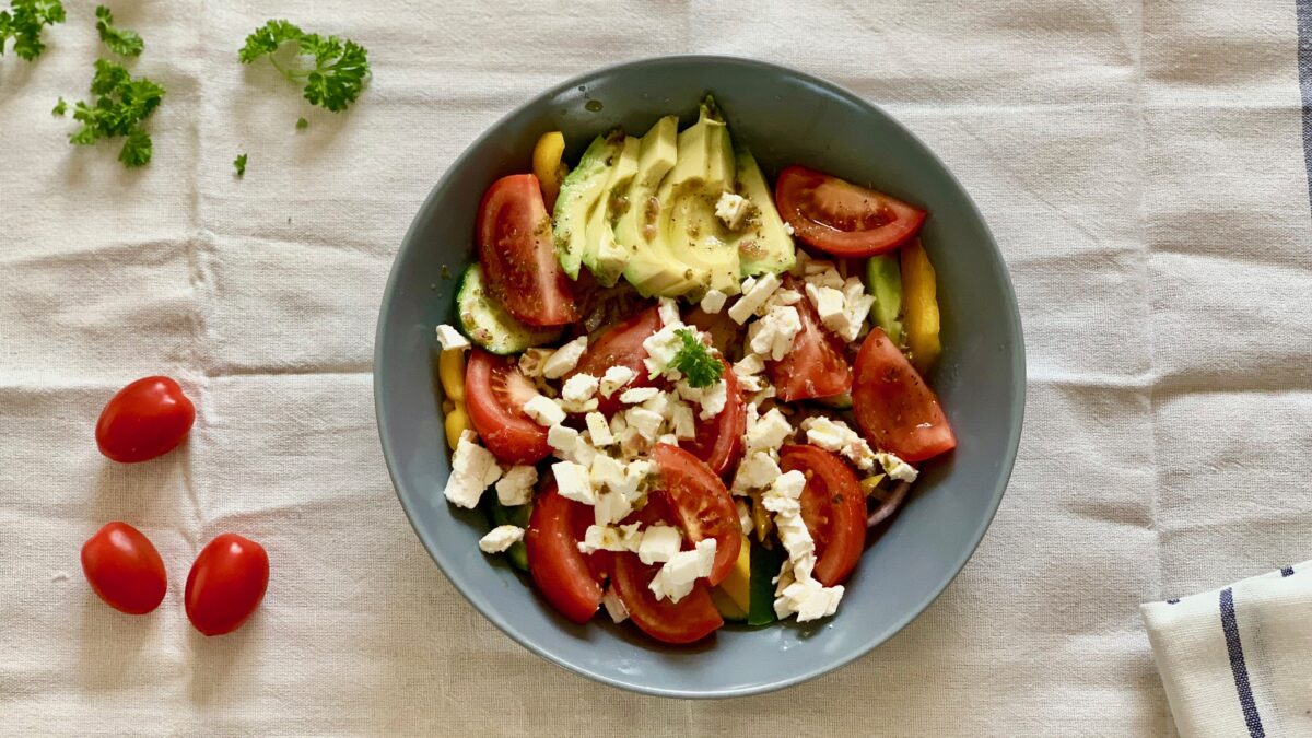 Avocado græsk salat med dressing