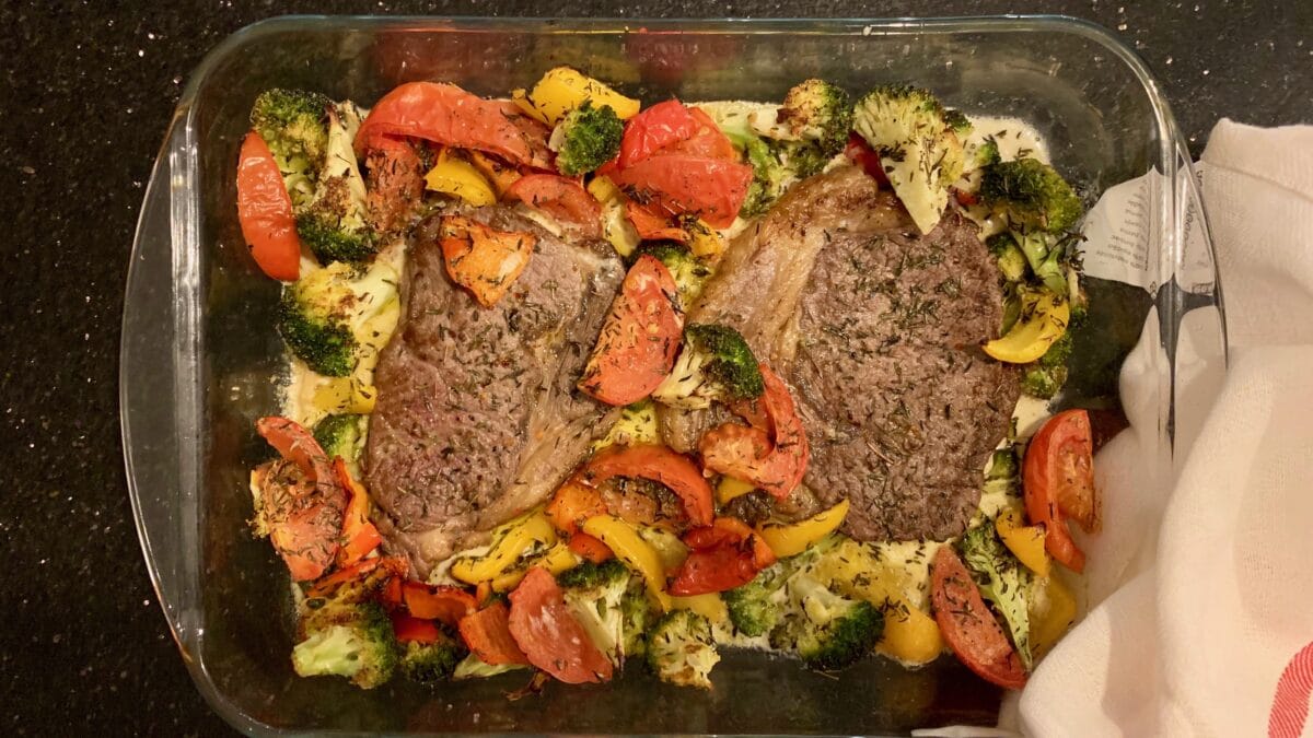 Oksebøffer med ovnstegte grønsager