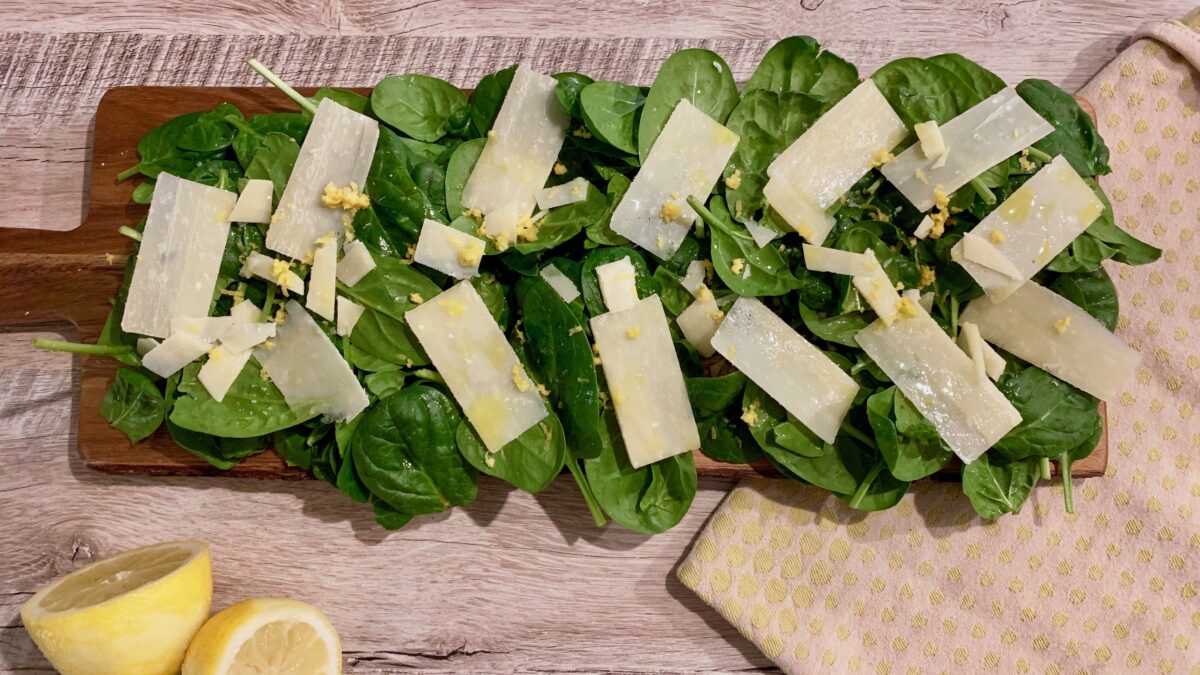 Spinatsalat med citron og parmesan