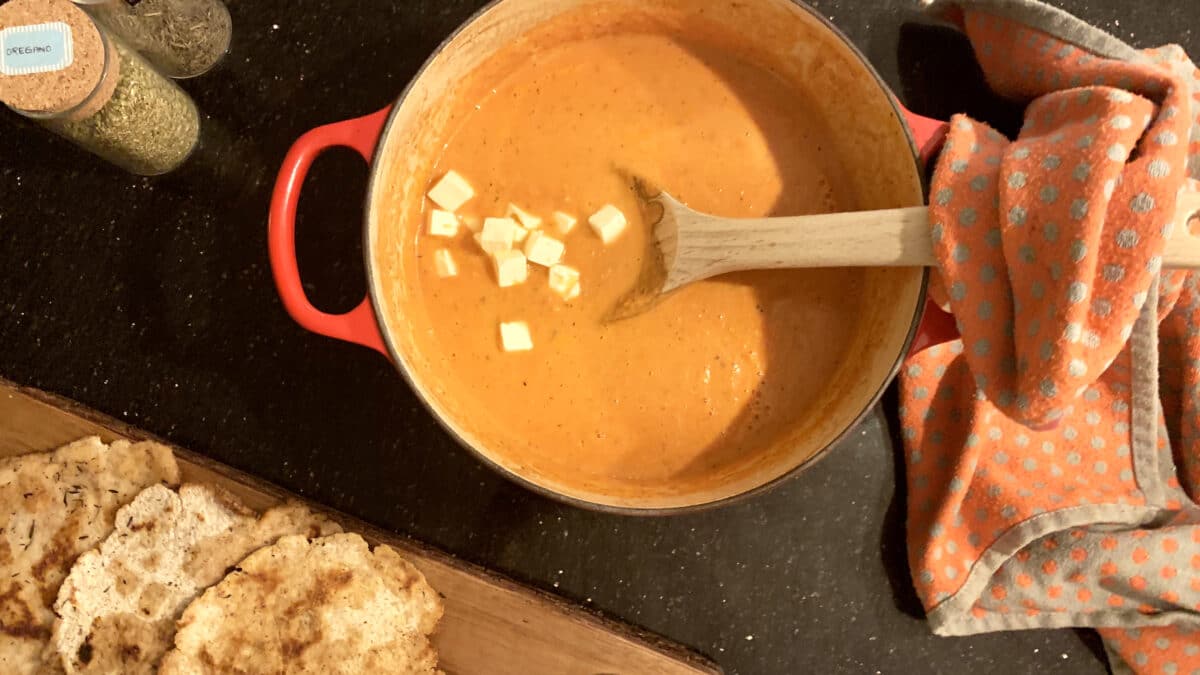 Nem tomatsuppe med feta og naan brød