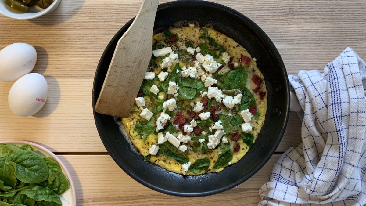 Hurtig æggekage med spinat og feta