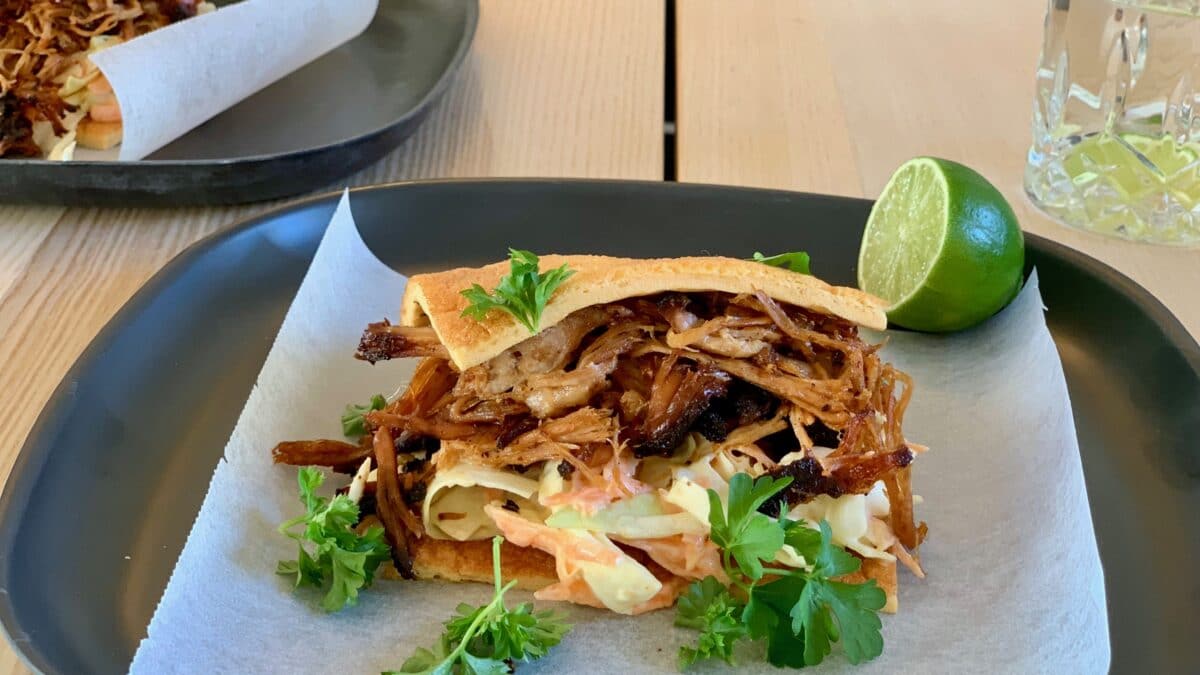 Pulled pork burger af nakkesteg