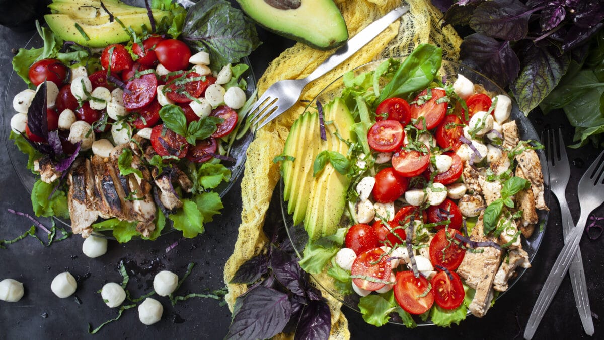 Kyllinge avocado Caprese-salat