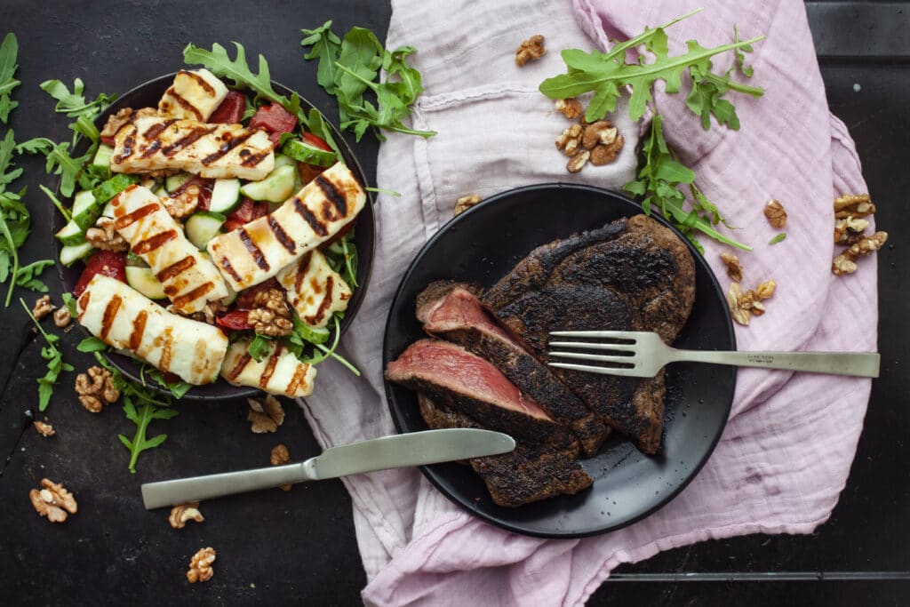 Grillet halloumi salat med entrecote Ketoliv