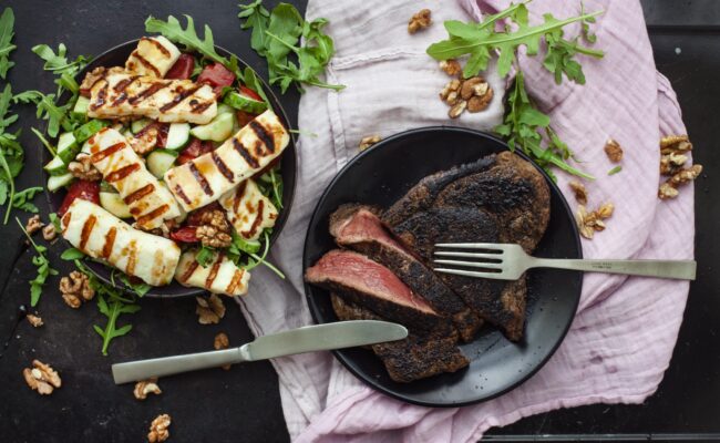 Grillet halloumisalat med entrecote