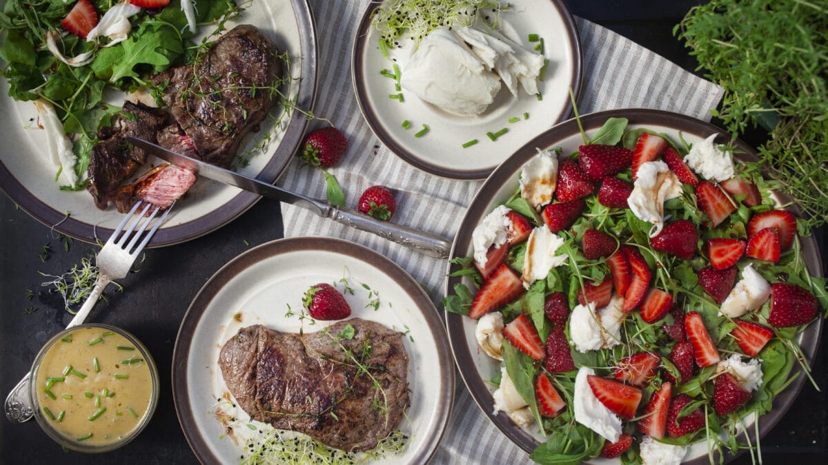 Jordbær Caprese med steak og den bedste steaksauce