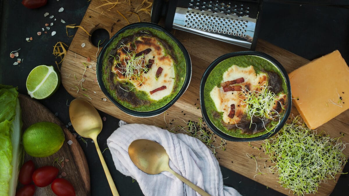 Spinatsuppe med sprød skorpe på toppen