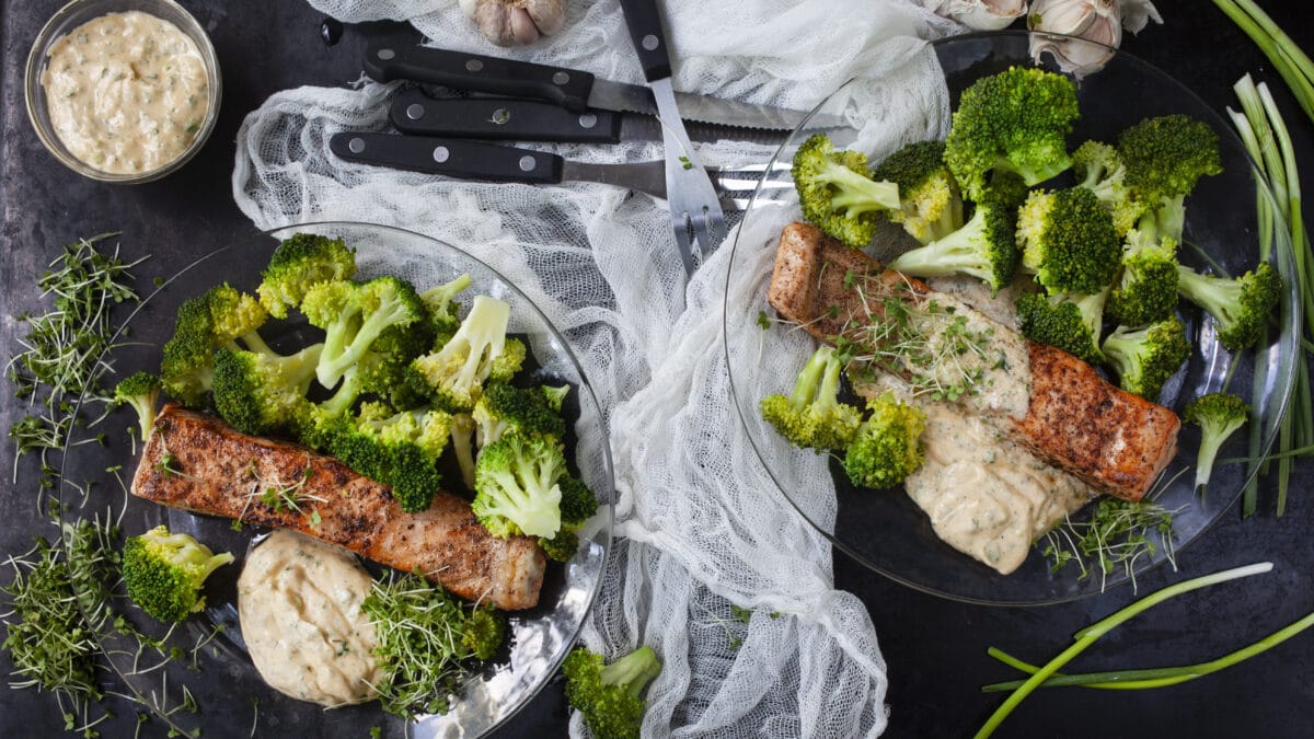 Laks med stegt broccoli og krydderurte smørsovs