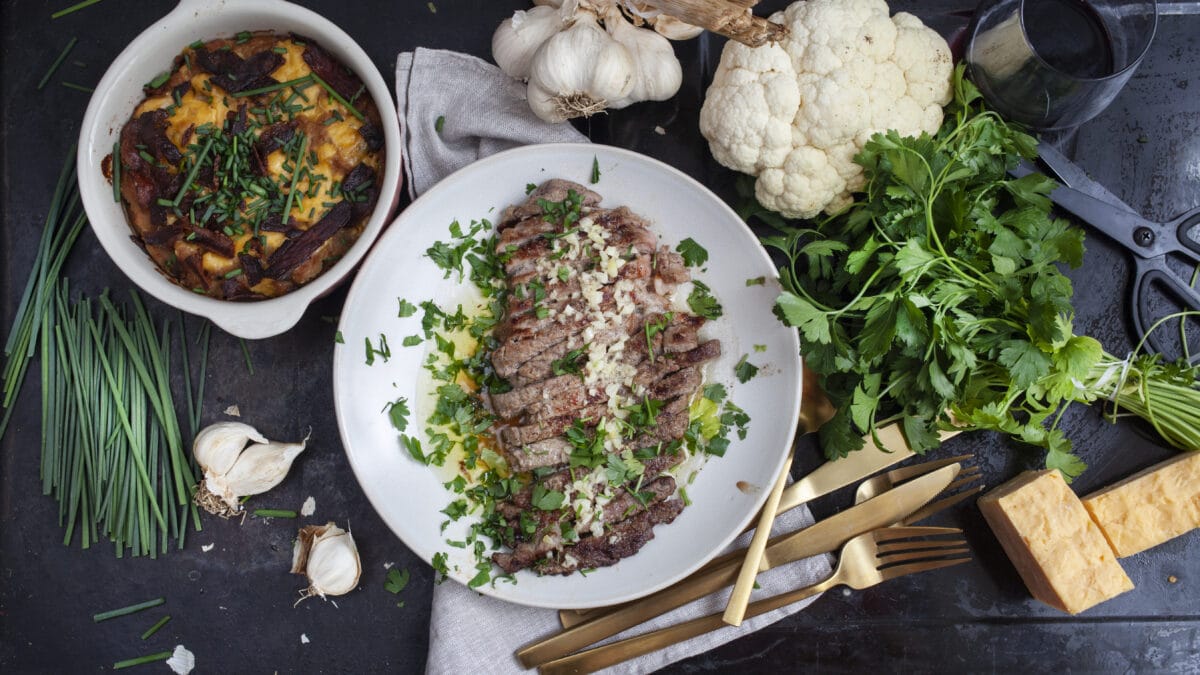 Hvidløgsmarineret flankesteak med ostegratineret blomkål