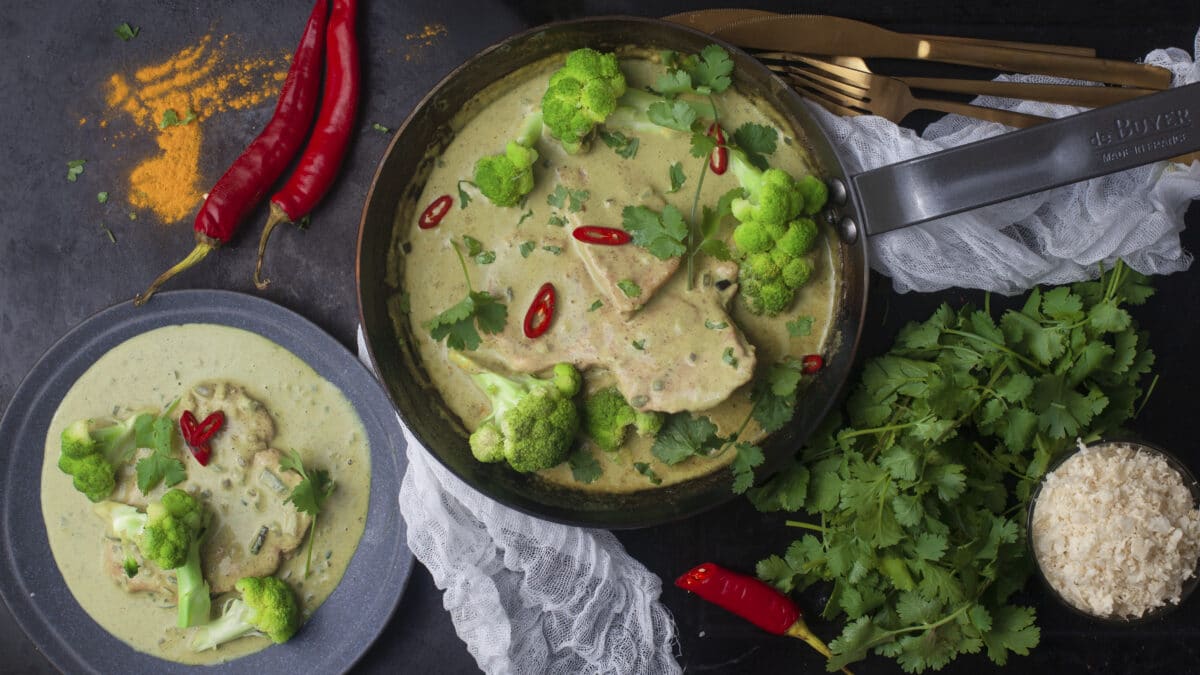 Antiinflammatorisk fiskeret med kokosmælk og broccoli