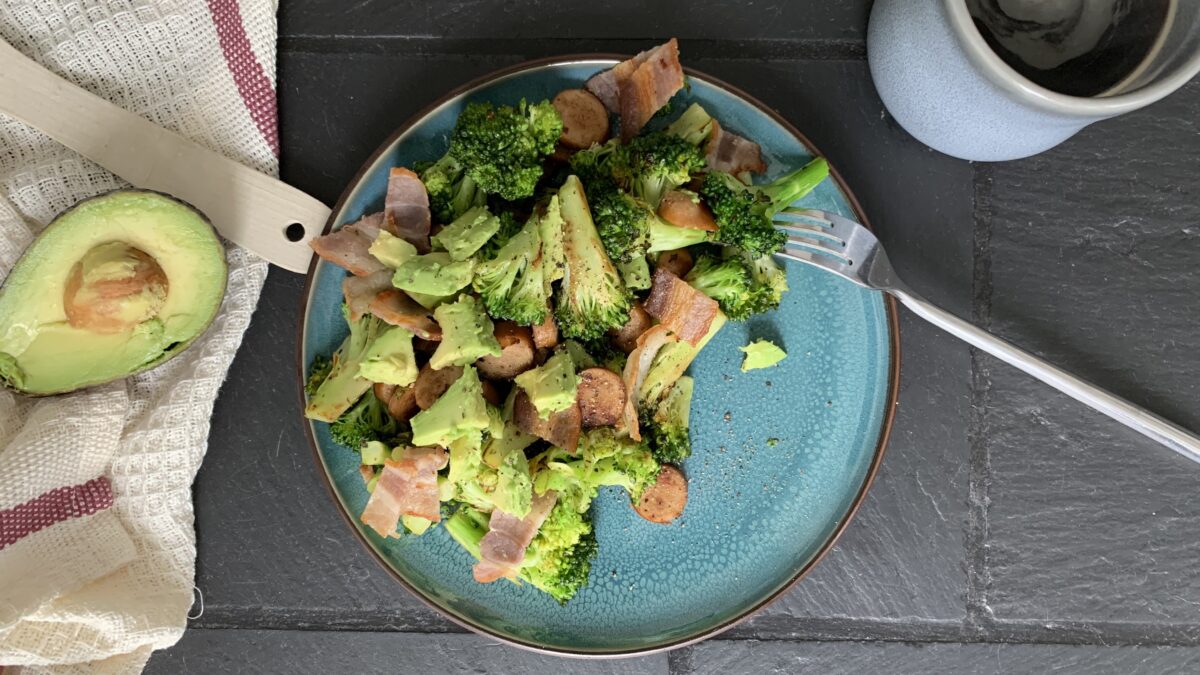 Stegt broccoli med pølser og bacon – Grøn og hurtig morgenmad uden æg
