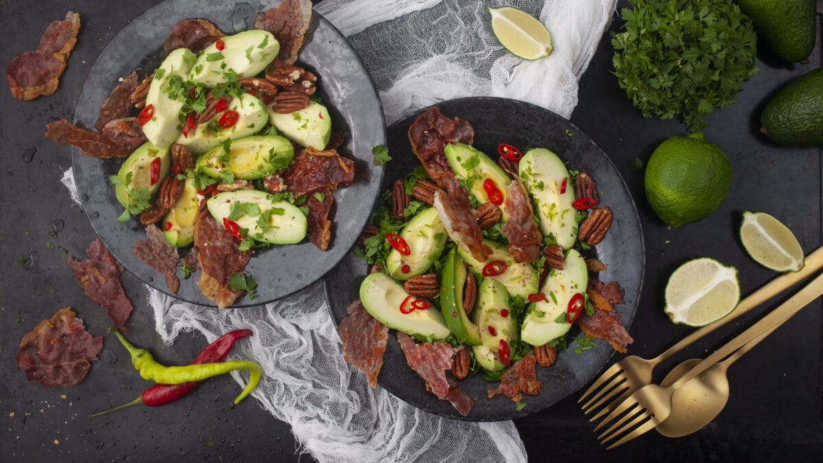 Parmeskinke og avocadosalat med pekannødder