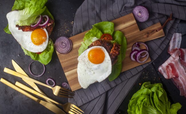 ketoliv-hurtig-ketoburger-med-spejlæg-og-bacon-overvciew-