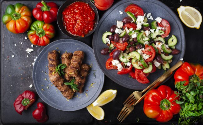 ketoliv-kofte-med-haidari-og-graesk-salat