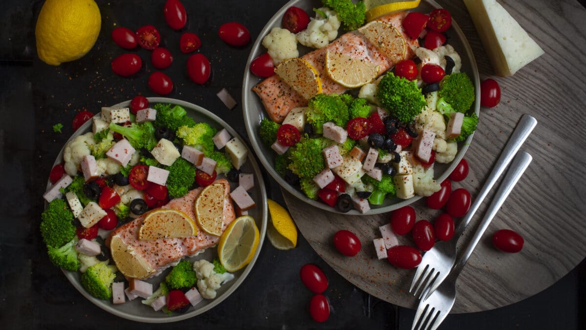 Broccoli blomkåls salat med skinke, mozzarella og parmesan