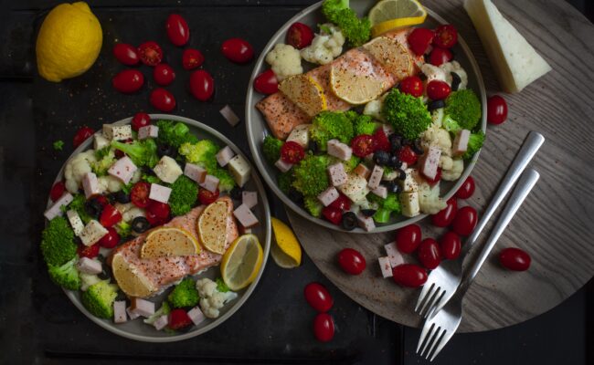 ketoliv-Broccoli blomkåls salat med skinke, mozzarella og parmesan-overview