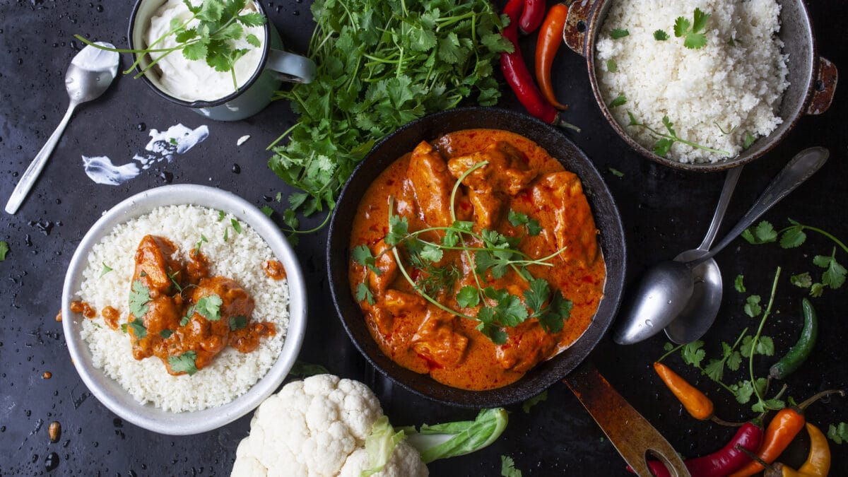 Indisk chicken korma med krydret raita