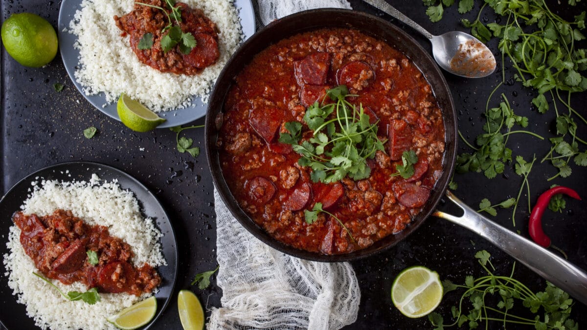 Mexikansk gryderet med oksekød med en grov tomatsalsa til