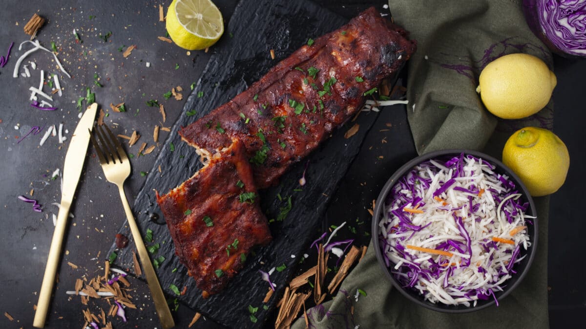 Perfekte spareribs med simpel coleslaw