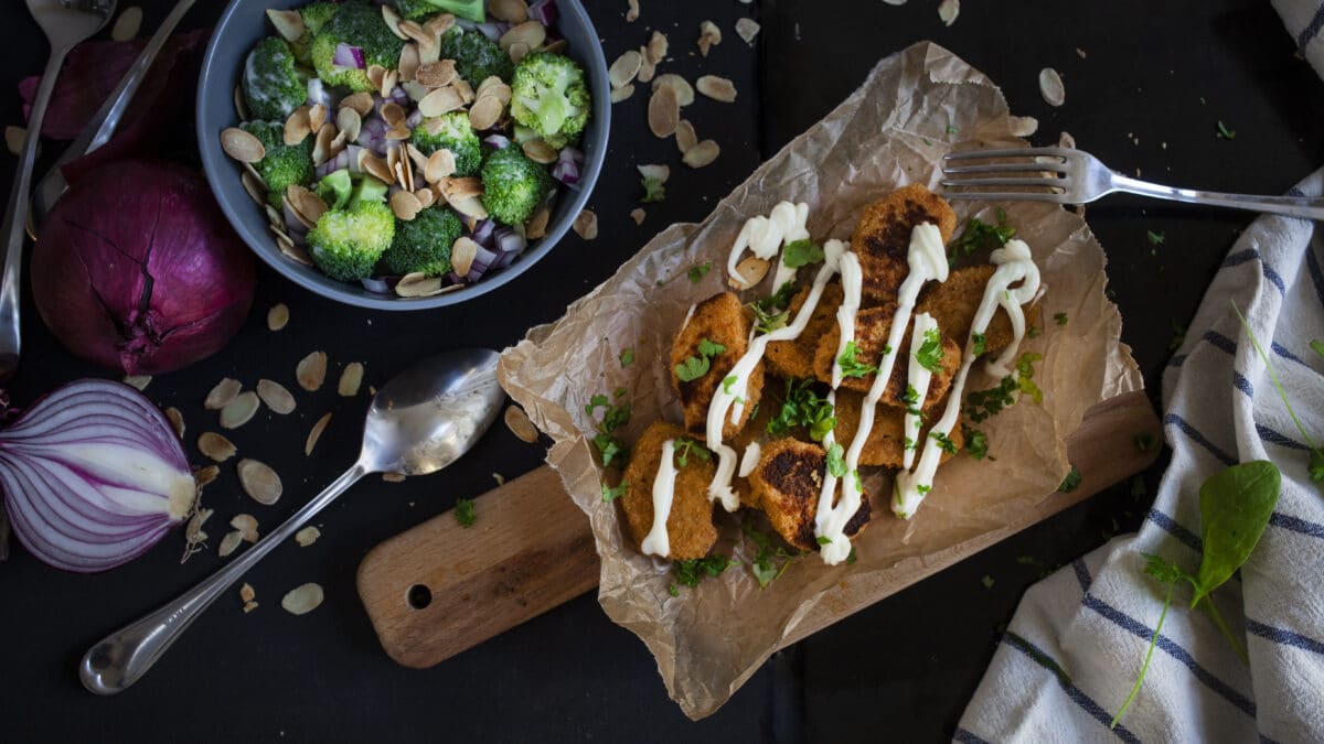 Low carb broccolisalat med kyllingenuggets