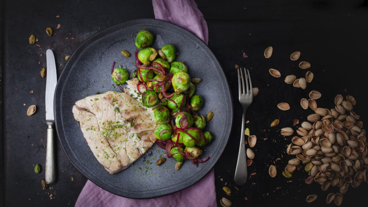 Grillede havbars med karamelliserede rosenkål og pistacienødder