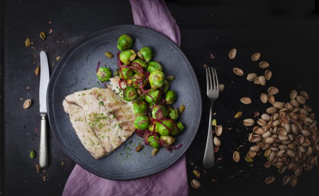 Ketoliv-Grillede havbars med karamelliserede rosenkål-overview