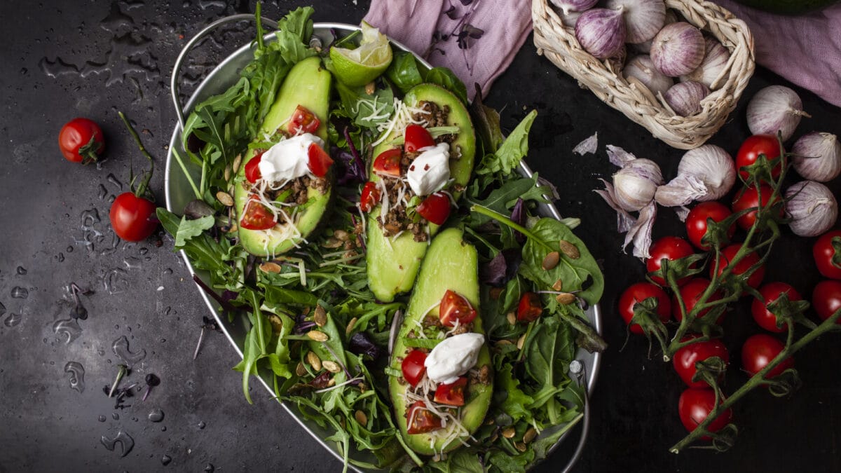 Avocadobåde med tacokød på grøn salatbund