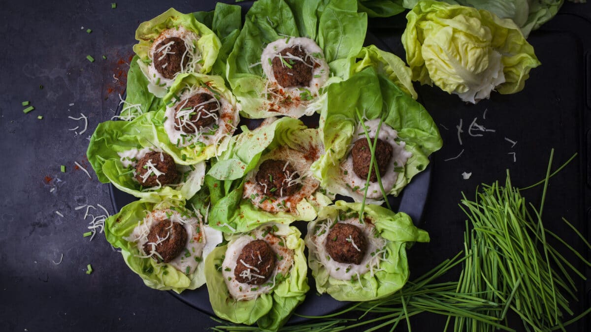 Keto frikadeller med blomkålsmos på grøn bund