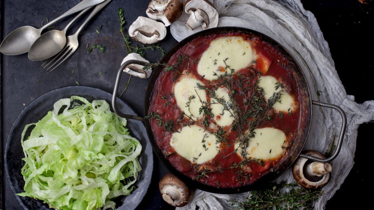 Kylling i fad med mozzarella, spinat og kålpasta