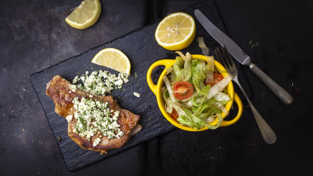 Lækker skinkeschnitzel med feta og blandet salat