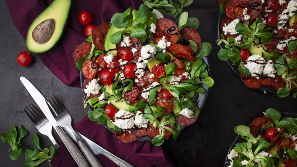 Ristet chorizo, avocado og feta salat