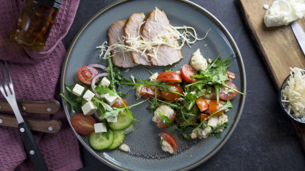 Skinkeculotte med tomatsalat og græsk salat