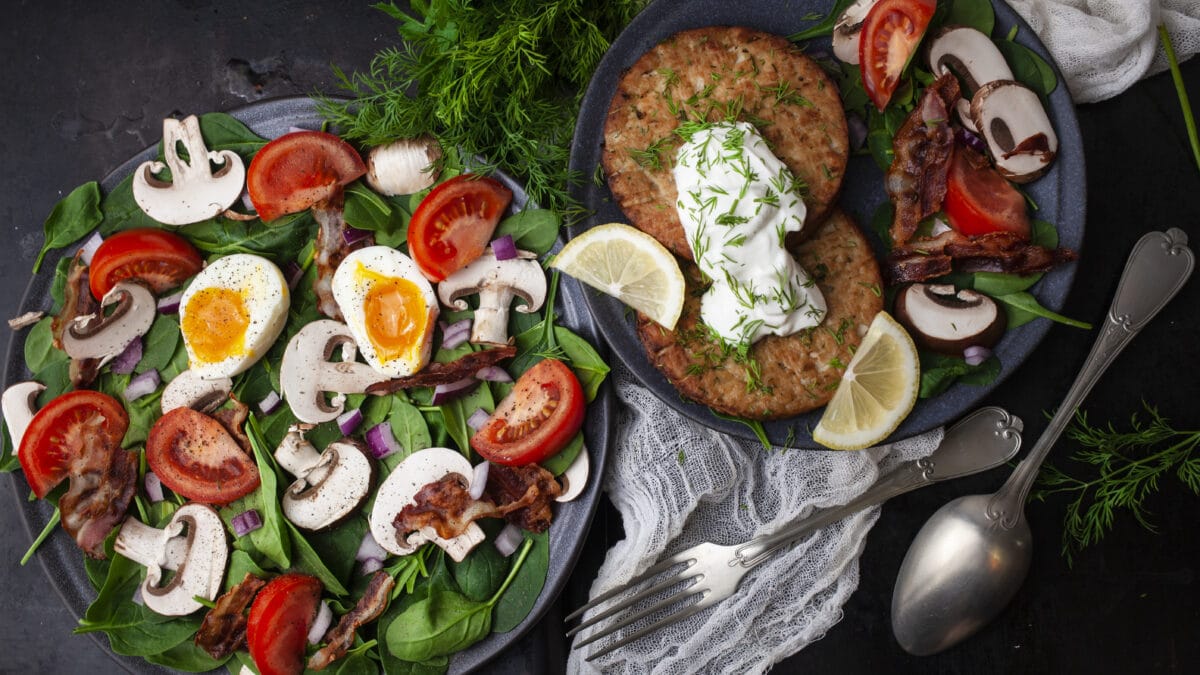 Tunbøffer med klassisk spinatsalat