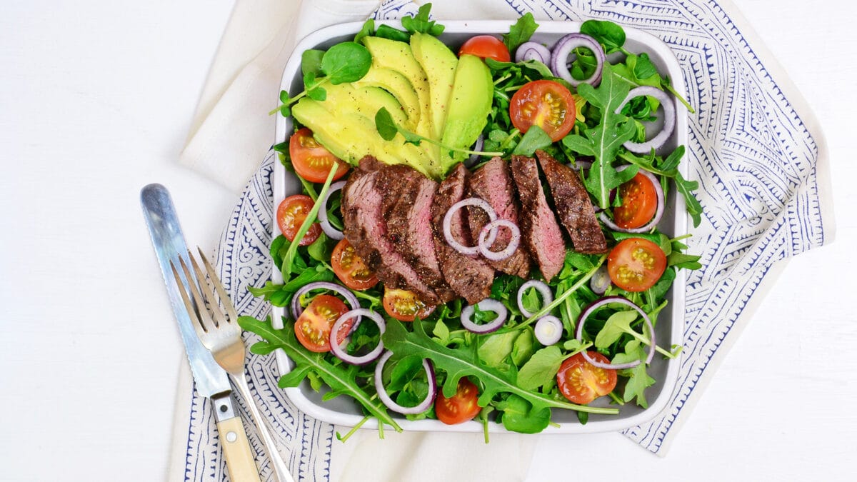 Flankesteak med avocadosalat og asparges