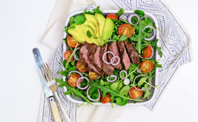 ketoliv Flankesteak med avocadosalat og asparges overview