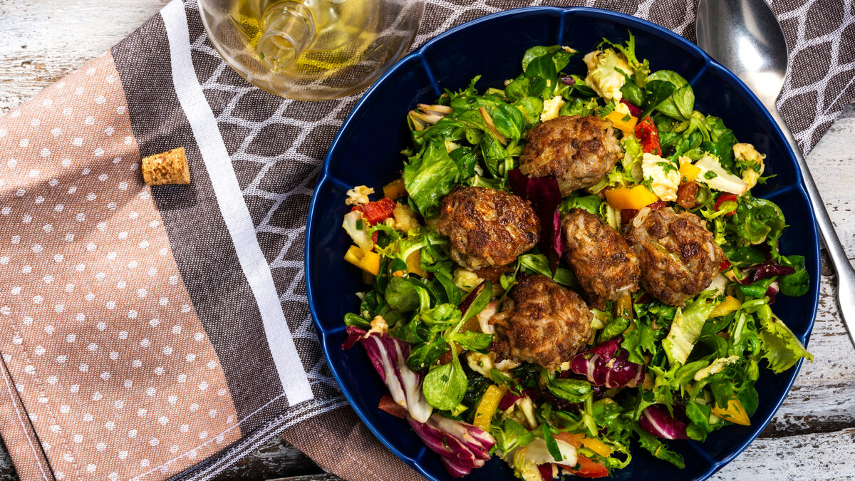 Frikadeller med frisk kernesalat