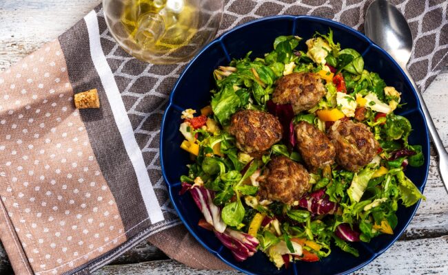 ketoliv-frikadeller-med-frisk-salat40