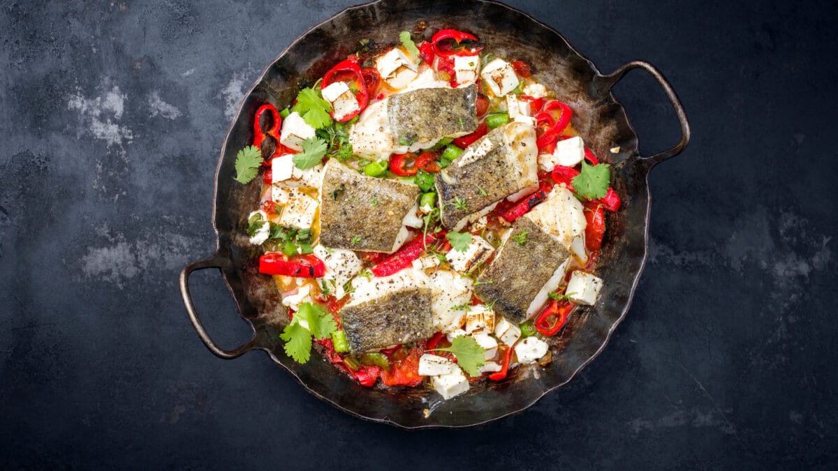 Bagt torsk med feta, oliven og peberfrugter med grøn persillesalat